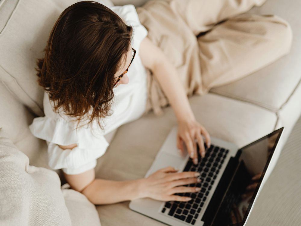 Por que poucos realmente entendem o que leem 1 Mulher usado computador