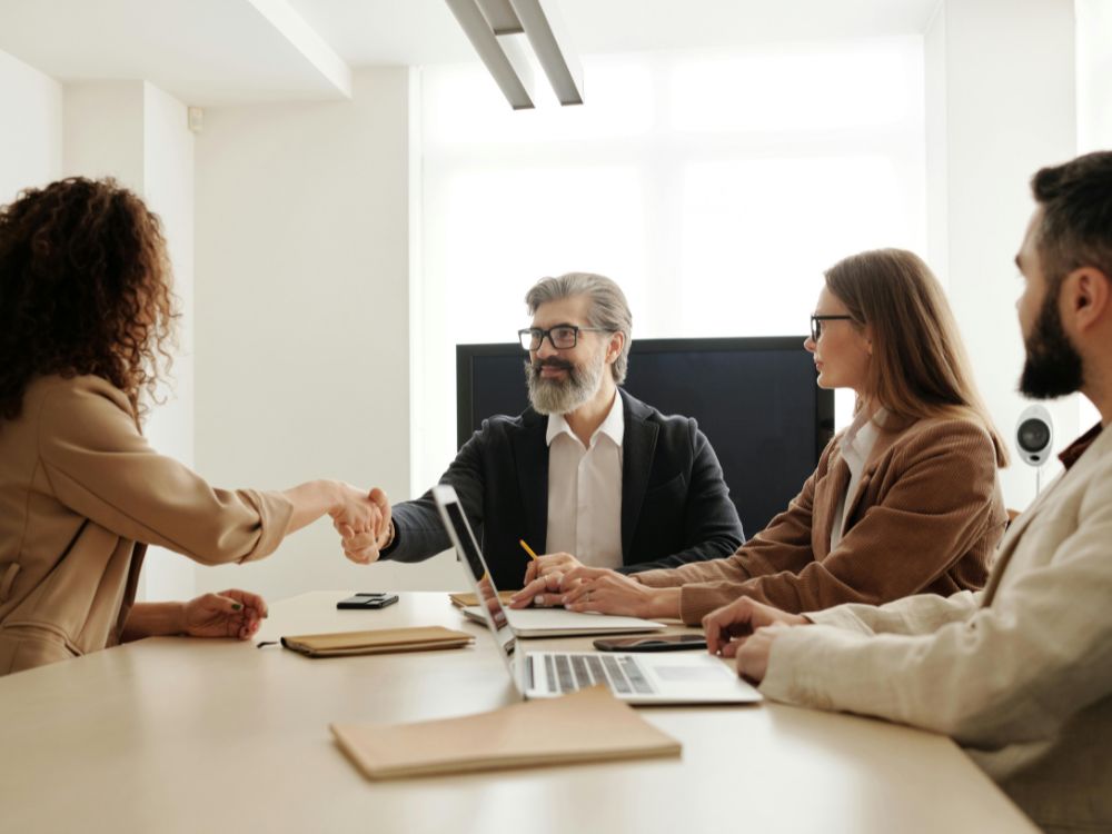 Big Techs e liberdade digital: o que o monopólio tecnológico revela sobre a humanidade? 1 Reunião de negócios com aperto de mão.