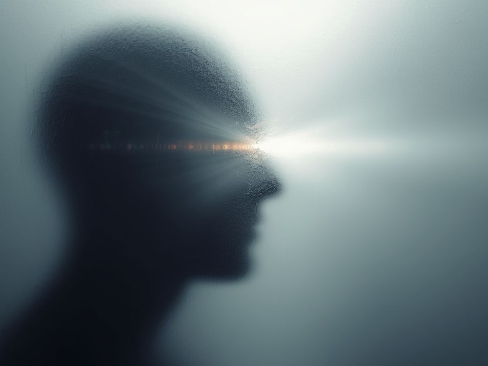 Silhueta humana com luz intensa