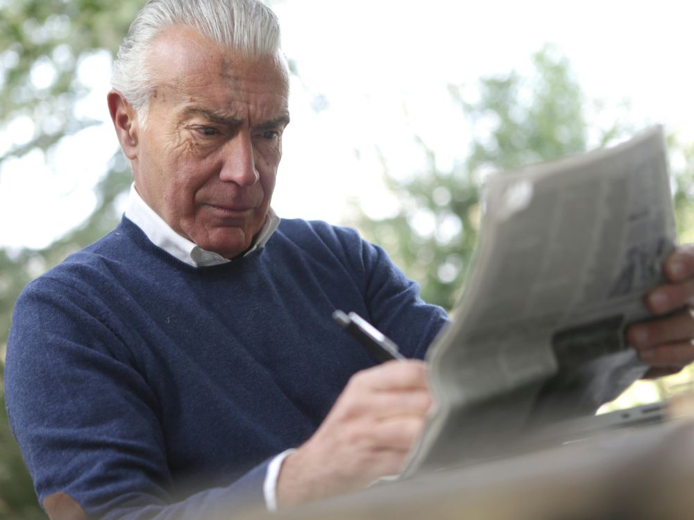 Entenda o caso da desinformação silenciosa 1 Pessoa lendo uma notícia