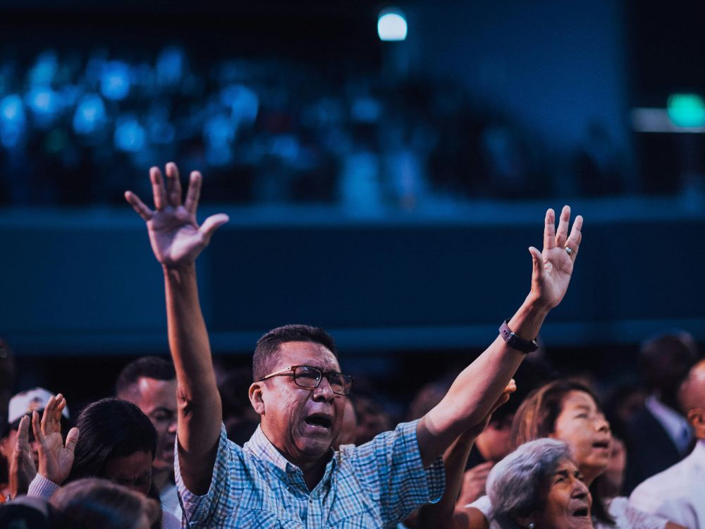 O homem em meio a Multidão protestando