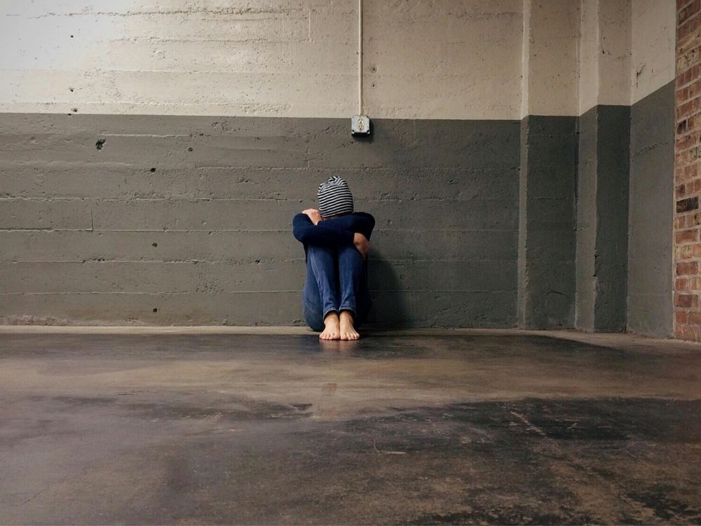 Pessoa triste em um salão