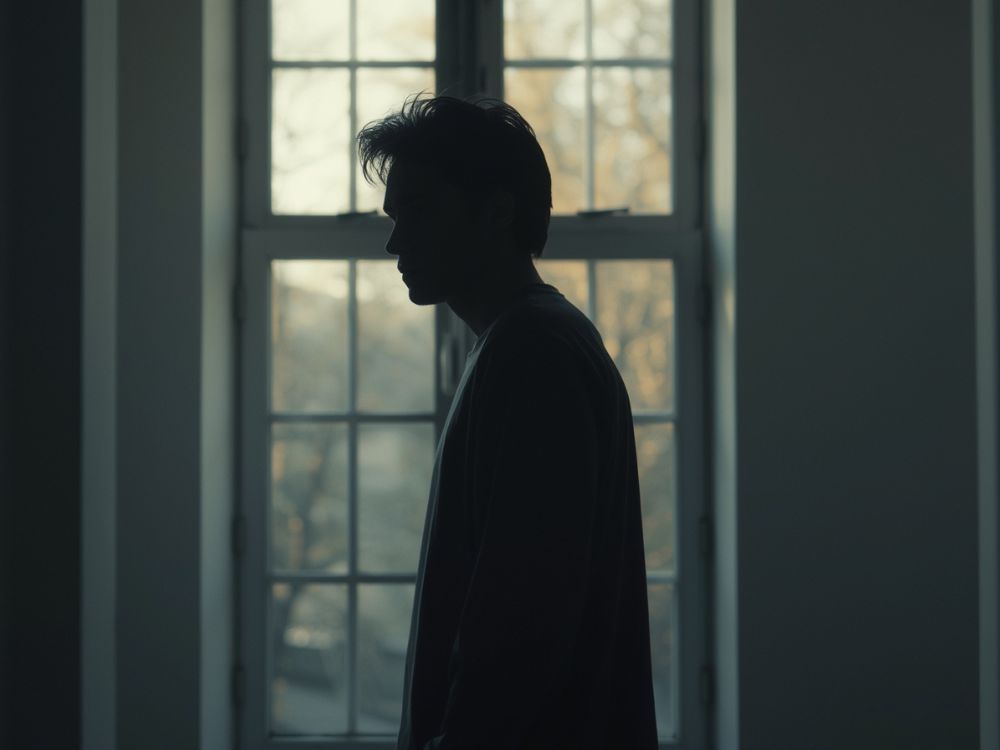 Homem em frente a uma janela - Dissonância Cognitiva
