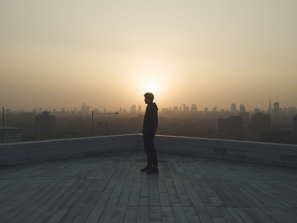 Homem livro pensando - Pensar livremente