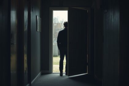 Homem na porta, luz externa - autonomia mental
