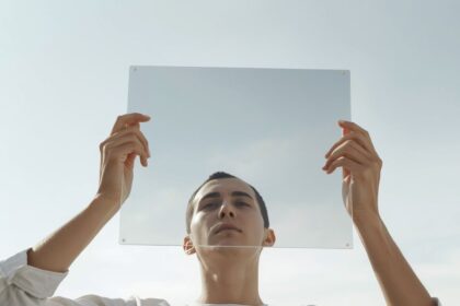 Homem segurando vidro - engenharia social