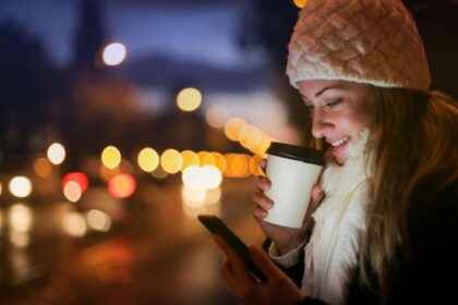 Mulher mexendo no celular feliz - gratificação instantânea