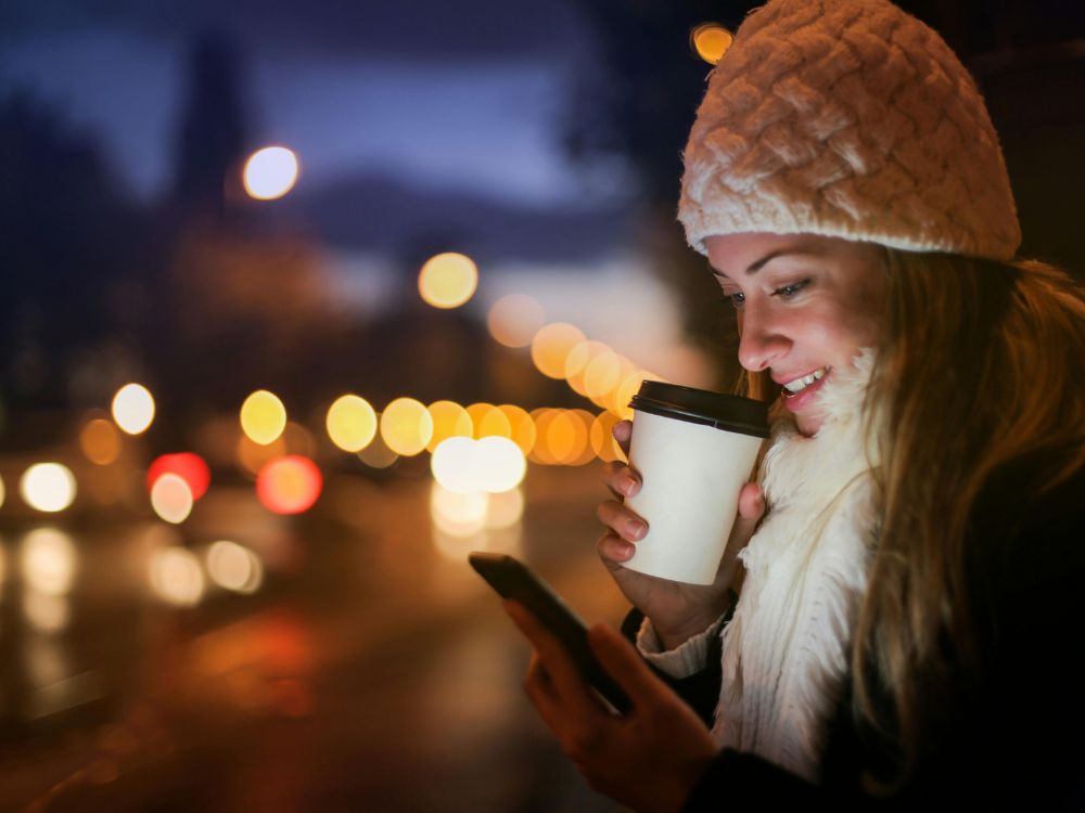 Mulher mexendo no celular feliz - gratificação instantânea