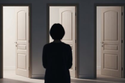 Pessoa escolhendo em qual porta entrar - ilusão da Liberdade