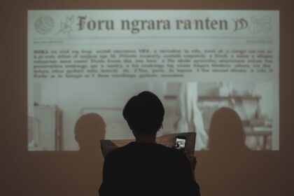 Pessoa lendo Jornal - narrativas invisíveis