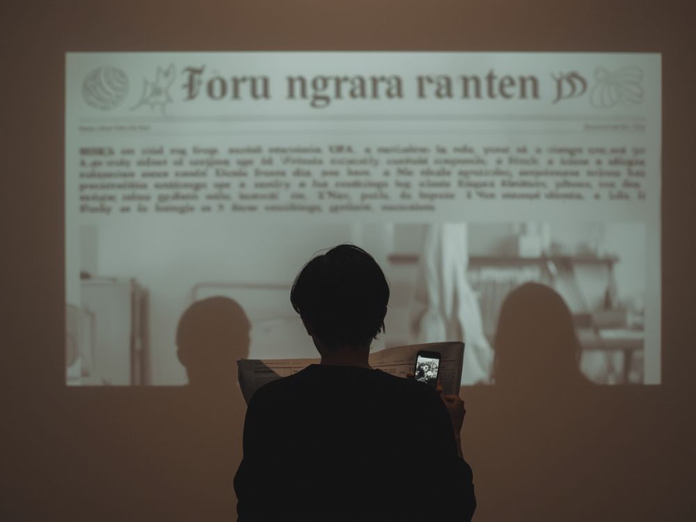 Pessoa lendo Jornal - narrativas invisíveis