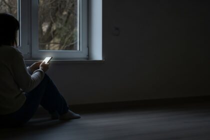 Pessoa sozinha no celular - Solidão Moderna