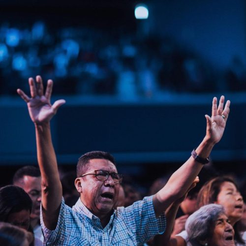 Como os algoritmos amplificam o medo coletivo e moldam a opinião pública